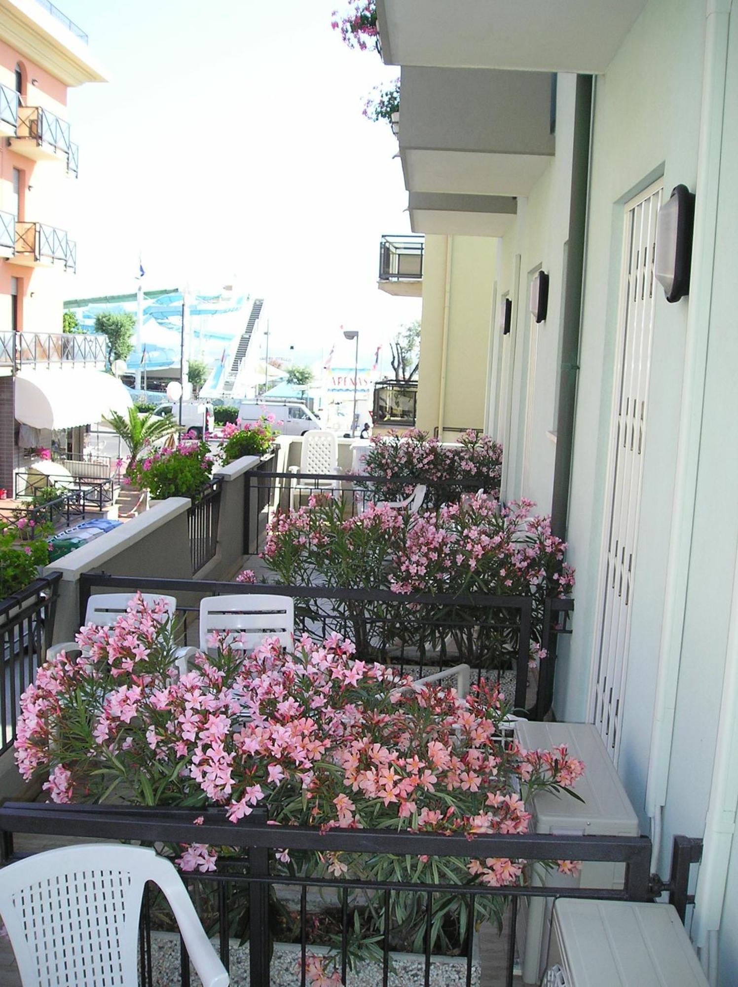 Hotel Villa Dei Gerani Rimini Exterior photo